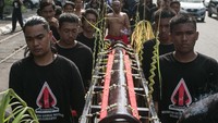 Peserta membawa keris raksasa dengan panjang 3,5 meter koleksi Museum Gubuk Wayang pada Kirab Pusaka Museum Keris Nusantara Mebumikan Keris Indonesia di Solo, Jawa Tengah, Jumat (25/8/2023).   