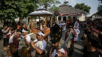 Kirab tersebut dalam rangka peringatan enam tahun Museum Keris Nusantara.  