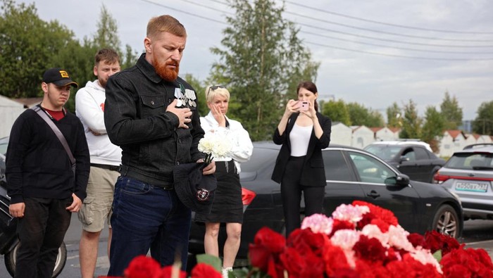 Aksi Penghormatan untuk Bos Wagner yang Diduga Tewas dalam Laka Jet People gather at a makeshift memorial near former PMC Wagner Centre, associated with the founder of the Wagner Group, Yevgeny Prigozhin, in Saint Petersburg, Russia August 24, 2023. REUTERS/Anastasia Barashkova NO RESALES. NO ARCHIVES