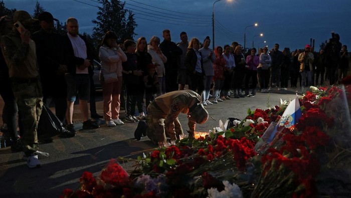 Aksi Penghormatan untuk Bos Wagner yang Diduga Tewas dalam Laka Jet People gather at a makeshift memorial near former PMC Wagner Centre, associated with the founder of the Wagner Group, Yevgeny Prigozhin, in Saint Petersburg, Russia August 24, 2023. REUTERS/Anastasia Barashkova NO RESALES. NO ARCHIVES