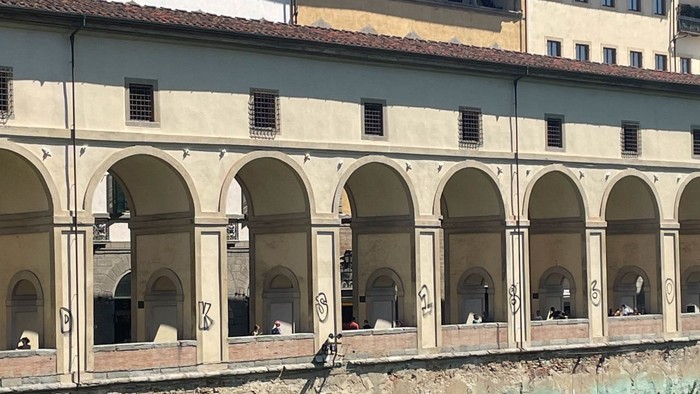 Aksi vandalisme di Koridor Vasari, Italia