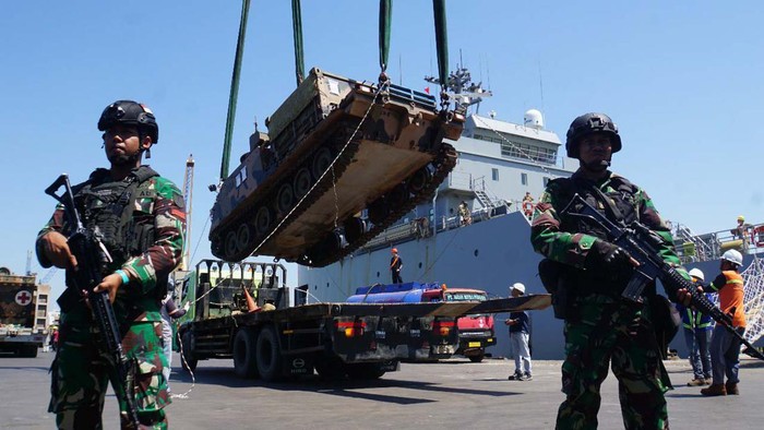 Militer Australia mengirimkan Alat Utama Sistem Persenjataan (Alutsista) ke Dermaga Jamrud Utara, Tanjung Perak, Surabaya. Mereka akan mengikuti latihan militer bersama.