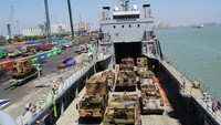 Seluruh Alutsista ini dibawa ke Indonesia dengan menggunakan Kapal Perang USAV SSGT Robert T. Kuroda (LSV-7), Kapal Perang angkut logistik sepanjang 83m milik Amerika Serikat.  