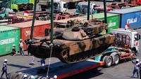 Setelah mengirimkan puluhan prajurit pilihannya menggunakan pesawat angkatan udara, kini Militer Australia mengirimkan Alat Utama Sistem Persenjataan (Alutsista) untuk berpartisipasi dalam perhelatan akbar latihan militer multinasional Super Garuda Shield (SGS) tahun 2023, bertempat di Dermaga Jamrud Utara, Tanjung Perak, Surabaya, Kamis (24/8/2023).  