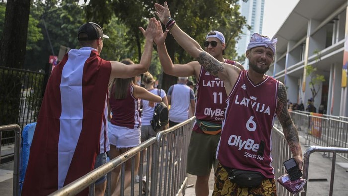 Antusias Penonton FIBA World Cup di Indonesia Arena GBK Pendukung Timnas basket Latvia mengenakan jaring ring basket saat akan menyaksikan pertandingan antara Timnas basket Latvia melawan Timnas basket Lebanon dalam laga babak fase grup FIBA World Cup 2023 di Indonesia Arena, Gelora Bung Karno, Jakarta, Jumat (25/8/2023). FIBA World Cup 2023 berlangsung dari tanggal 25 Agustus hingga 3 September 2023. ANTARA FOTO/Galih Pradipta/aww.