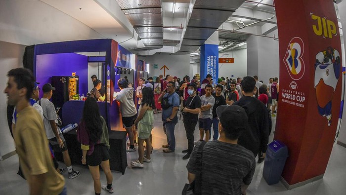 Penonton antusias menonton pertandingan tinju di GOR Ayani