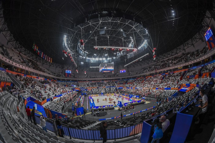 Pendukung Timnas basket Latvia mengenakan jaring ring basket saat akan menyaksikan pertandingan antara Timnas basket Latvia melawan Timnas basket Lebanon dalam laga babak fase grup FIBA World Cup 2023 di Indonesia Arena, Gelora Bung Karno, Jakarta, Jumat (25/8/2023). FIBA World Cup 2023 berlangsung dari tanggal 25 Agustus hingga 3 September 2023. ANTARA FOTO/Galih Pradipta/aww.