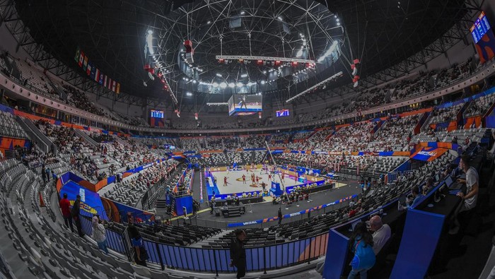 Antusias Penonton FIBA World Cup di Indonesia Arena GBK Pendukung Timnas basket Latvia mengenakan jaring ring basket saat akan menyaksikan pertandingan antara Timnas basket Latvia melawan Timnas basket Lebanon dalam laga babak fase grup FIBA World Cup 2023 di Indonesia Arena, Gelora Bung Karno, Jakarta, Jumat (25/8/2023). FIBA World Cup 2023 berlangsung dari tanggal 25 Agustus hingga 3 September 2023. ANTARA FOTO/Galih Pradipta/aww.
