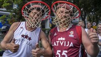 Pendukung Timnas basket Latvia mengenakan jaring ring basket saat akan menyaksikan pertandingan antara Timnas basket Latvia melawan Timnas basket Lebanon dalam laga babak fase grup FIBA World Cup 2023 di Indonesia Arena, Gelora Bung Karno, Jakarta, Jumat (25/8/2023). 