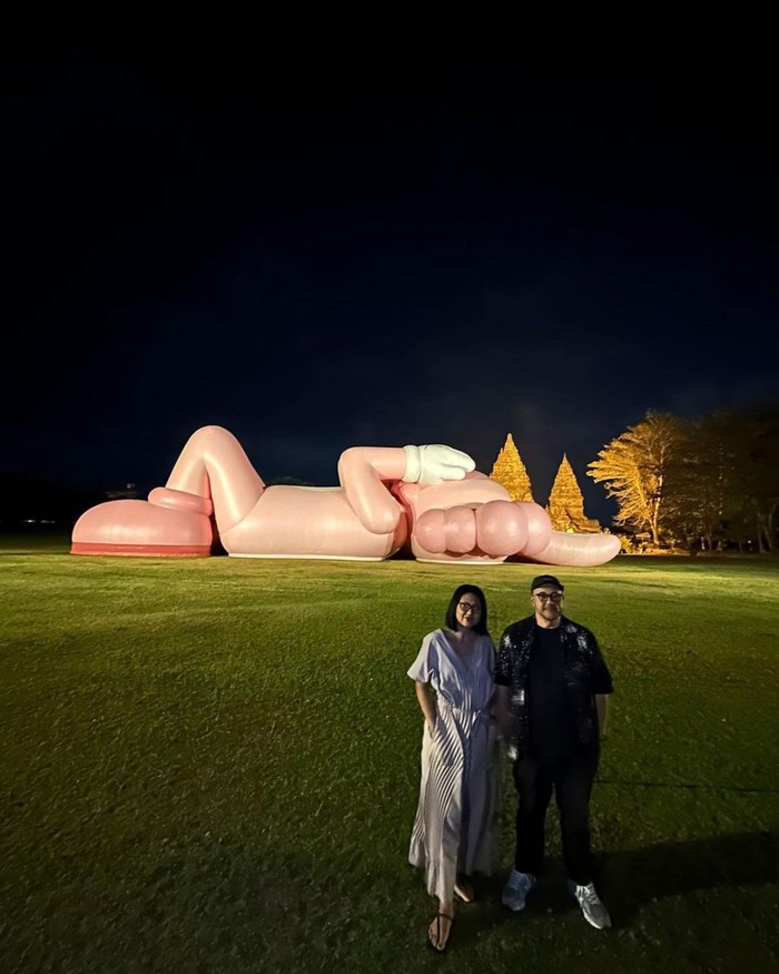 Artis dan Boneka KAWS