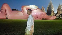 Salah satu rapper Indonesia, Bas Boi, juga tak mau ketinggalan melihat boneka KAWS. Foto: Instagram