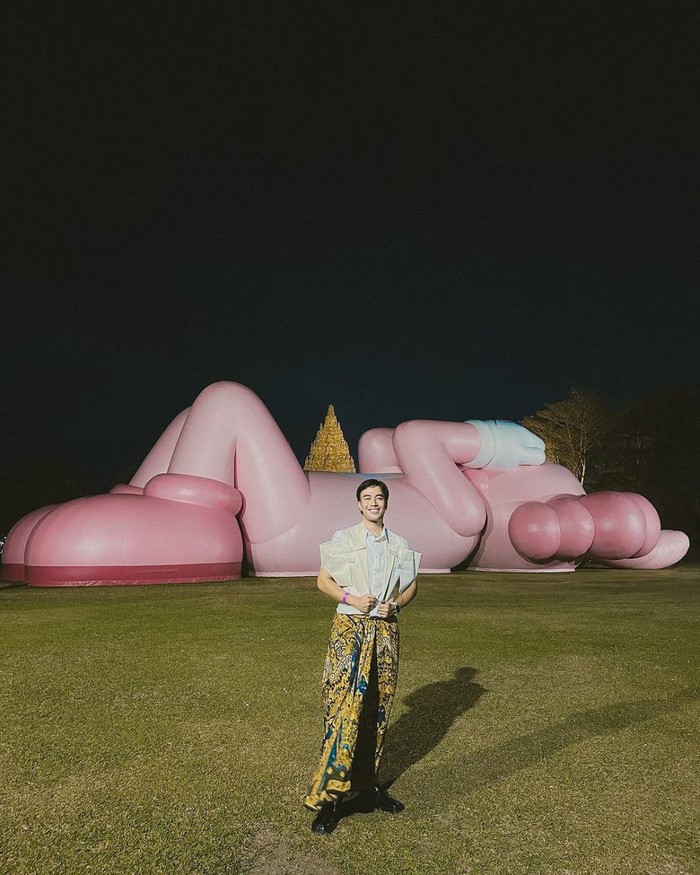 Artis dan Boneka KAWS
