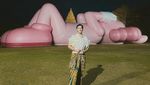 7 Artis Foto Berlatar Boneka KAWS Rebahan di Candi Prambanan