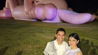 Dain Sastro mengajak suaminya, Maulana Indraguna Sutowo, menyaksikan boneka KAWS berukuran besar itu. Foto: Instagram