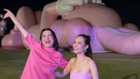 Raline Shah juga menemani sosialita asal Hong Kong, Eleanor Lam yang melihat KAWS: Holiday Indonesia. Foto: Instagram