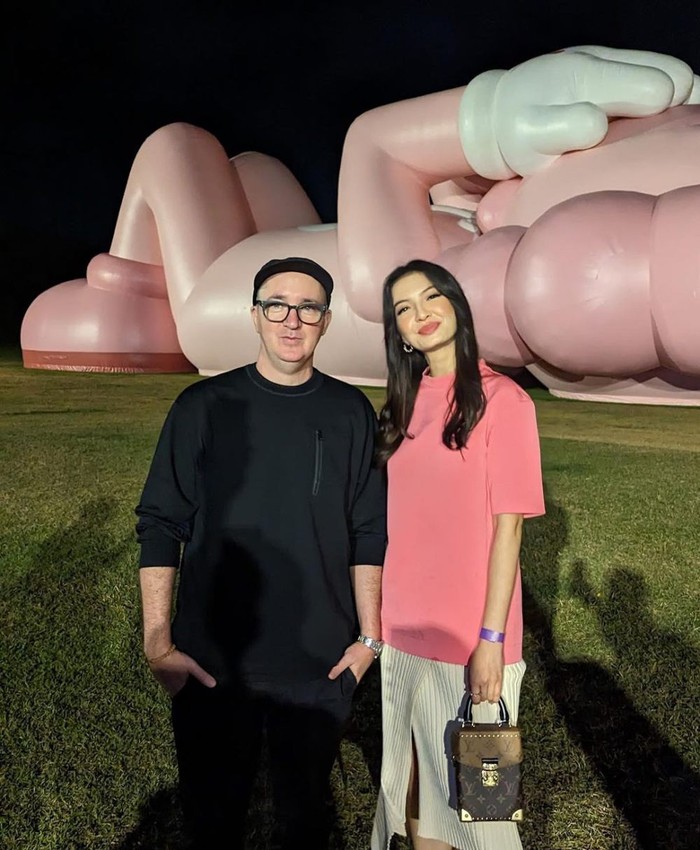 Artis dan Boneka KAWS Artis dan Boneka KAWS