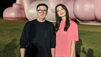 Raline Shah bahkan berkesempatan berpose bersama KAWS alias Brian Donnelly, pencipta karya seni tersebut. Foto: Instagram