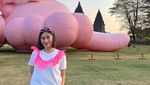7 Artis Foto Berlatar Boneka KAWS Rebahan di Candi Prambanan