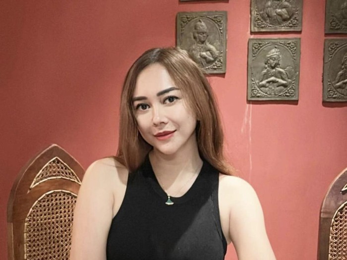 Aura Kasih Doyan Makan Es Krim hingga Ngopi, Ini Potretnya