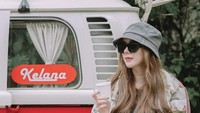 Ini momen saat Aura Kasih sedang liburan seru bersama anaknya. Ia tampak asik menikmati kopi di depan campervan. Foto: Instagram @aurakasih