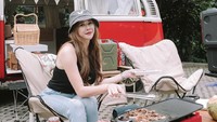 Selain ngopi, Aura Kasih juga masak-masak nih. Kali ini artis itu memasak daging barberque. Foto: Instagram @aurakasih