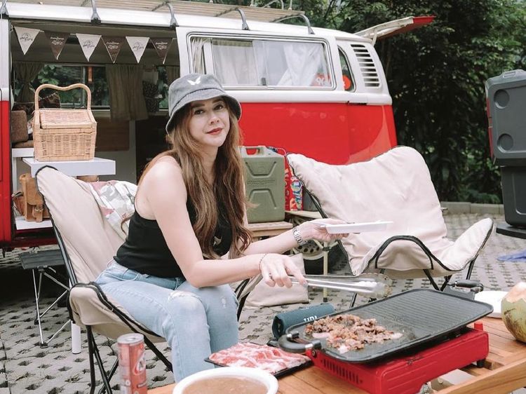 Aura Kasih Doyan Makan Es Krim hingga Ngopi, Ini Potretnya