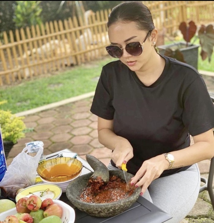 Aura Kasih Doyan Makan Es Krim hingga Ngopi, Ini Potretnya Aura Kasih Doyan Makan Es Krim hingga Ngopi, Ini Potretnya