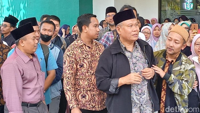 Ayah Wahyu Dian Silviani, Prof. Moh. Hasil Tamzil (jaket hitam), saat di UIN Raden Mas Said Surakarta, Jumat (25/8/2023).