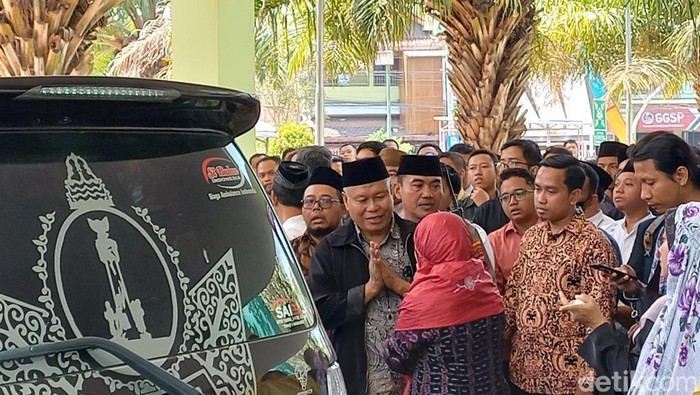 Ayah Wahyu Dian Silviani, Prof. Moh. Hasil Tamzil (jaket hitam), saat di UIN Raden Mas Said Surakarta, Jumat (25/8/2023).