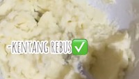 Ayu Ting Ting juga menyiapkan mashed potato sendiri lho! Kentang rebus ditumbuk sampai halus bersama mentega, keju, susu full cream, garam, dan lada.