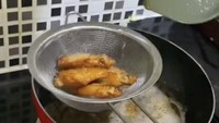 Selanjutnya, penyanyi 31 tahun itu menyiapkan chicken wings untuk pelengkap. ayam digoreng hingga cokelat keemasan.