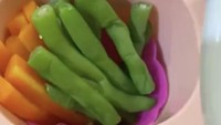 Setelah semua bahan siap, Ayu Ting Ting menyusun bekal dengan cantik di kotak makan.