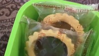 Bekal Bilqis makin lengkap dengan sekotak camilan. Ayu Ting Ting memberikan pie cokelat dan mochi untuk putri semata wayangnya itu.