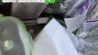 Bekal lalu dikemas dalam tas. Ayu Ting Ting turut menyediakan sendok dan garpu, tisu kering dan tisu basah, serta hand sanitizer. Wah lengkap banget!