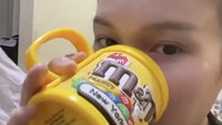 Di sela-sela menggoreng ayam, Ayu Ting Ting tak lupa minum madu yang disiapkan sang ibu. Ia berharap bisa terus sehat saat beraktivitas.