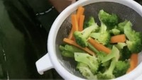 Video dibuka dengan pelantun Alamat Palsu itu saat merebus aneka sayuran. Ada brokoli, buncis, dan wortel yang akan dijadikan bekal sang anak.