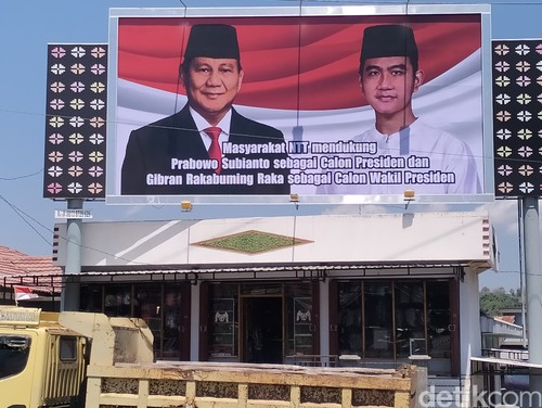 Baliho bergambar Prabowo-Gibran di Labuan Bajo, Manggarai Barat, NTT.