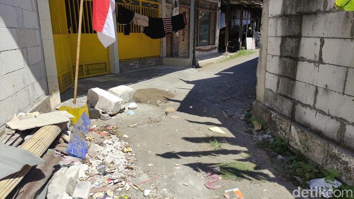 Batu di rumah Masriah penyiram tinja dibongkar dan digeser.