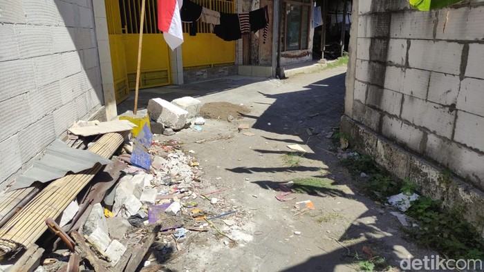Batu di rumah Masriah penyiram tinja dibongkar dan digeser.