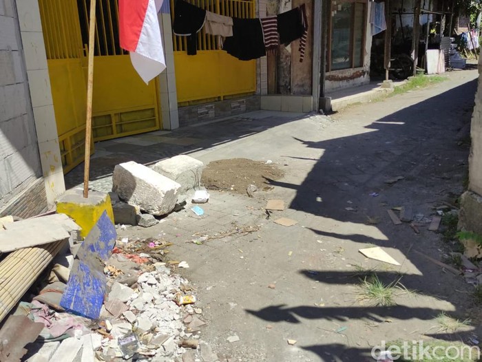 Batu di rumah Masriah penyiram tinja dibongkar dan digeser.