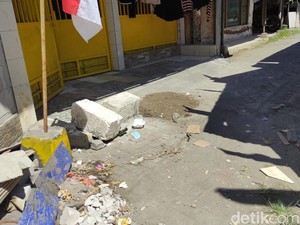 Kualat! Masriah Bongkar 2 Batu Halangi Rumah Wiwik Usai Mobilnya Sulit Masuk