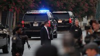 Dilansir CNN, Jumat (25/8/2023), Trump menyetujui jaminan sebesar $200.000 atau sekitar Rp 3 miliar jika dikurskan ke Rupiah dan persyaratan pembebasan lainnya. Di antaranya tidak menggunakan media sosial untuk mengintimidasi terdakwa lain atau saksi dalam kasus tersebut, yang sebelumnya dinegosiasikan oleh pengacaranya.  