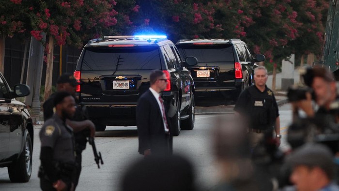 Bayar Jaminan Rp 3 Miliar, Donald Trump Batal Ditahan Former U.S. President Donald Trump arrives to turn himself in to be processed at Fulton County Jail after his Georgia indictment, in Atlanta, Georgia, U.S., August 24, 2023. REUTERS/Brendan McDermid