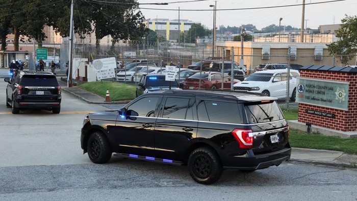 Bayar Jaminan Rp 3 Miliar, Donald Trump Batal Ditahan Former U.S. President Donald Trump arrives to turn himself in to be processed at Fulton County Jail after his Georgia indictment, in Atlanta, Georgia, U.S., August 24, 2023. REUTERS/Brendan McDermid