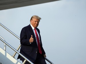 Antiklimaks Trump: Serahkan Diri, Bayar Jaminan, Batal Ditahan