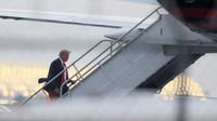 Mantan Presiden Amerika Serikat (AS) Donald Trump tidak jadi ditahan dalam kasus Pemilu AS. Dia telah dibebaskan dengan sejumlah jaminan.  