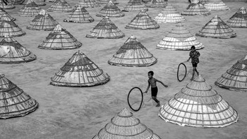 Pemenang kategori Street diraih oleh Joy Saha Foto: Black and White Photo Awards
