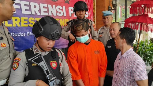 M. Rizieq Fatah, pelaku percobaan pemerkosaan terhadap siswi SD, dihadirkan saat konferensi pers di Polresta Denpasar, Jumat (25/8/2023).