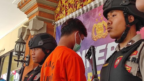 Muhammad Rizieq Fatah, pelaku percobaan pemerkosaan terhadap siswi SMP, dihadirkan saat konferensi pers di Polresta Denpasar, Jumat (25/8/2023).