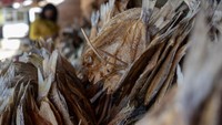 Selain dipasarkan ke berbagai wilayah di Sulawesi, ikan asin kering yang kualitasnya dikenal terbaik di daerah itu juga dijual sebagai cinderamata bagi para wisatawan domestik dengan harga antara Rp50 ribu hingga Rp120 ribu per kilogram tergantung jenis ikan dan beratnya.